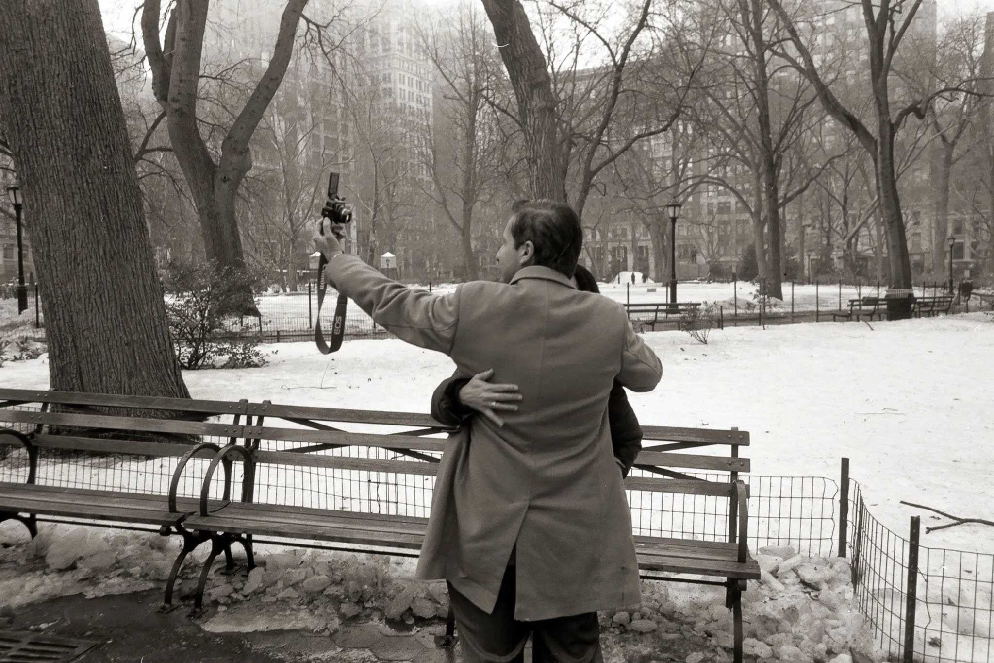 NEW_YORK_FILM_STREET_PHOTOGRAPHY_COUPLE_SELFIE_MADISON_SQ_PARK.jpg