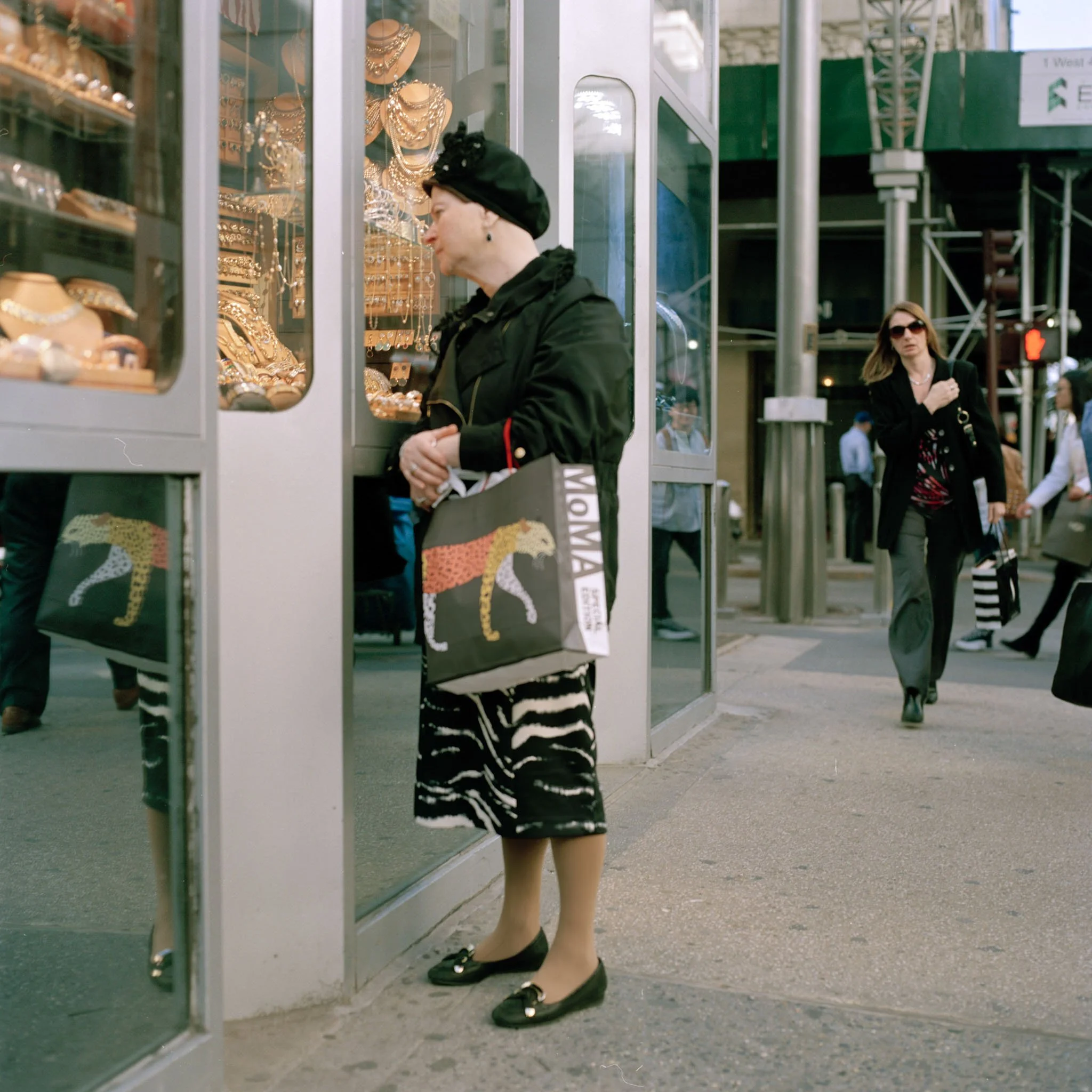 NEW_YORK_FILM_STREET_PHOTOGRAPHY_JEWELERY_SHOPPING.jpg