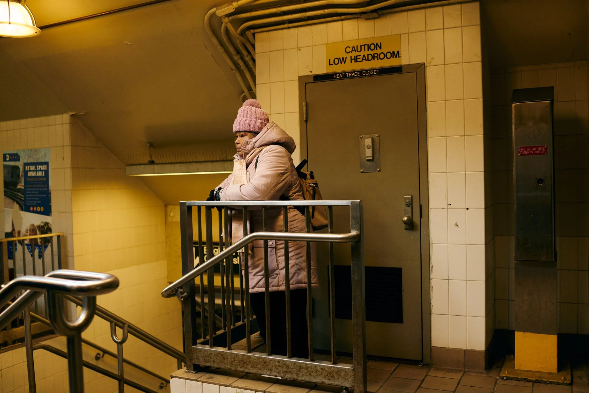DIGITAL_STREET_PHOTOGRAPHY_WOMAN_IN_PINNK_KEEPING_WARM_SUBWAY.jpg