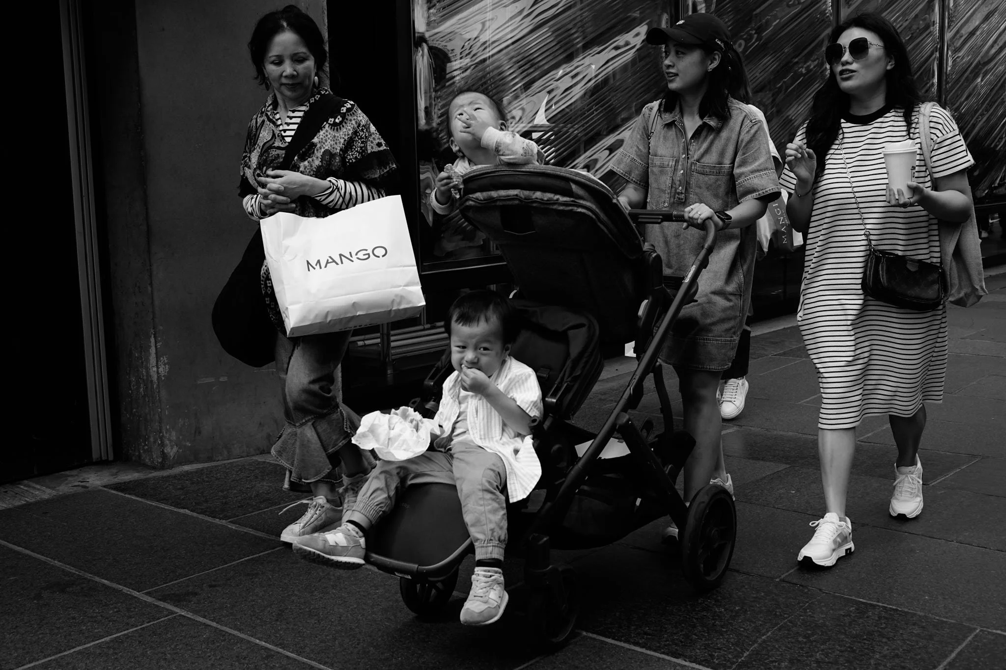 DIGITAL_STREET_PHOTOGRAPHY_NYC_ASIAN_KIDS_EATING_PUSHCHAIR.jpg