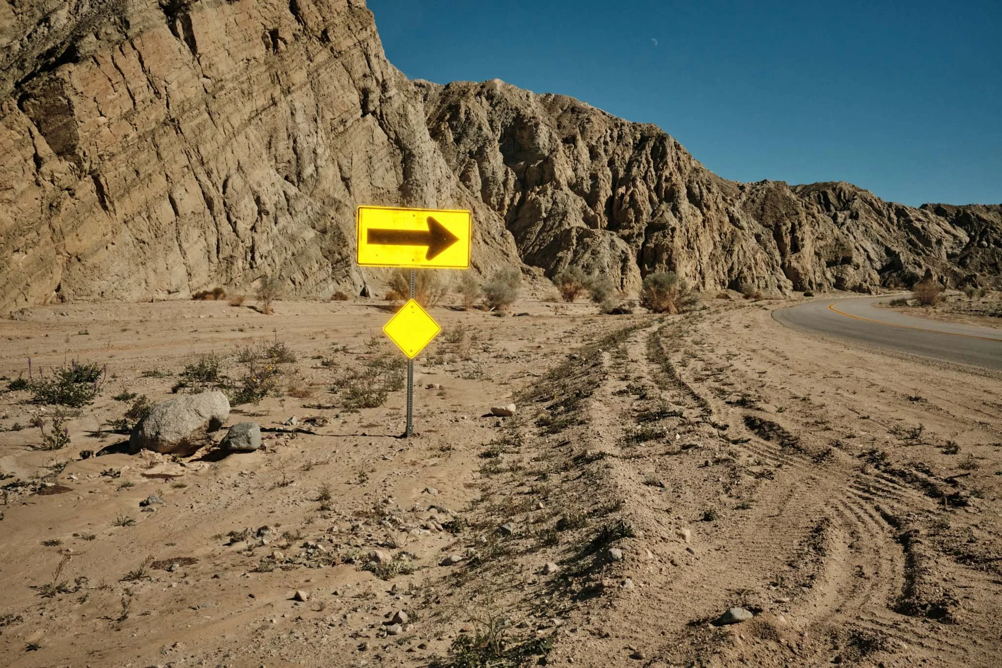 CALIFORNIA_DIGITAL_LANDSCAPE_PHOTOGRAPHY_LIT_SIGNS_ARROW.jpg