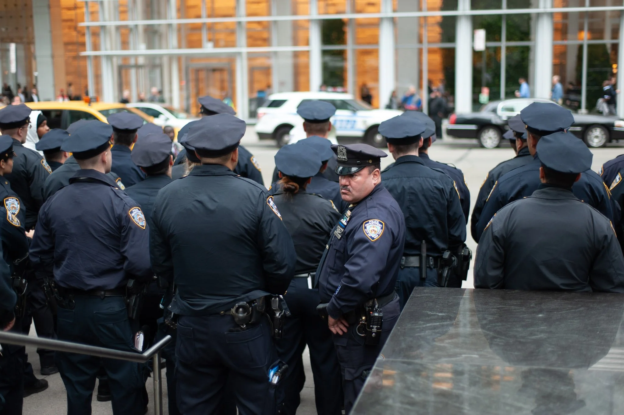 DIGITAL_PHOTOGRAPHY_NYC_STREET_COPS_LOOKING_BACK.jpg