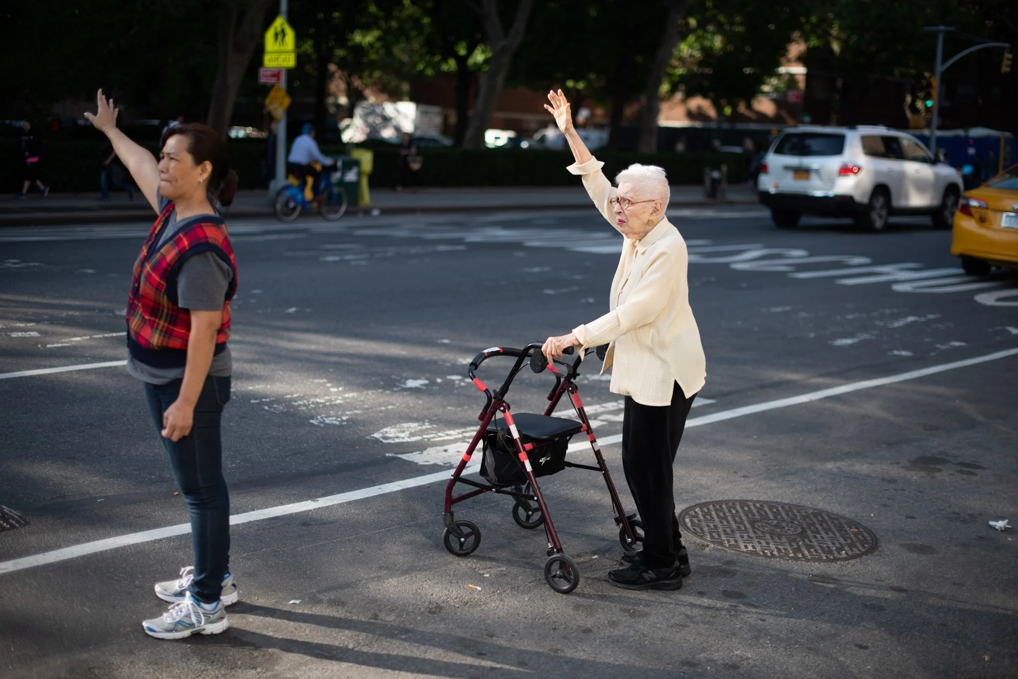 NEW_YORK_DIGITAL_STREET_PHOTOGRAPHY_WAVING_FOR_CABS.jpg
