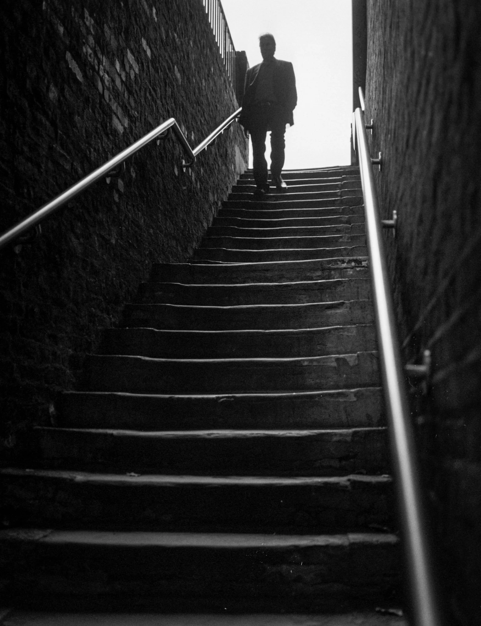 FILM_PHOTOGRAPHY_LONDON_STREET_STAIRCASE_BLACK_WHITE.jpg