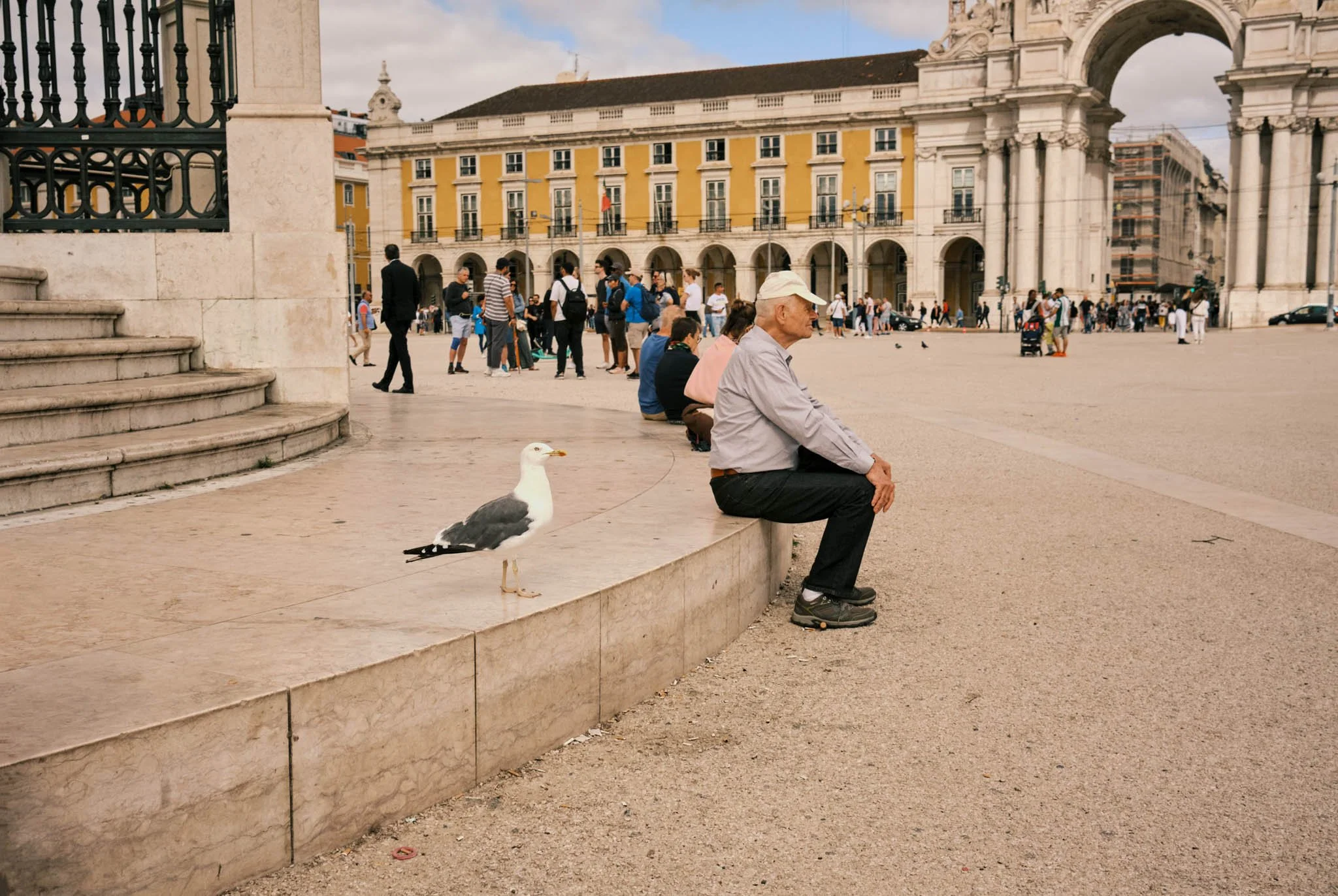 PORTUGAL_DIGITAL_STREET_PHOTOGRAPHY_MAN_SEAGULL_PRACA_DO_COMMERCIO_LISBON.jpg