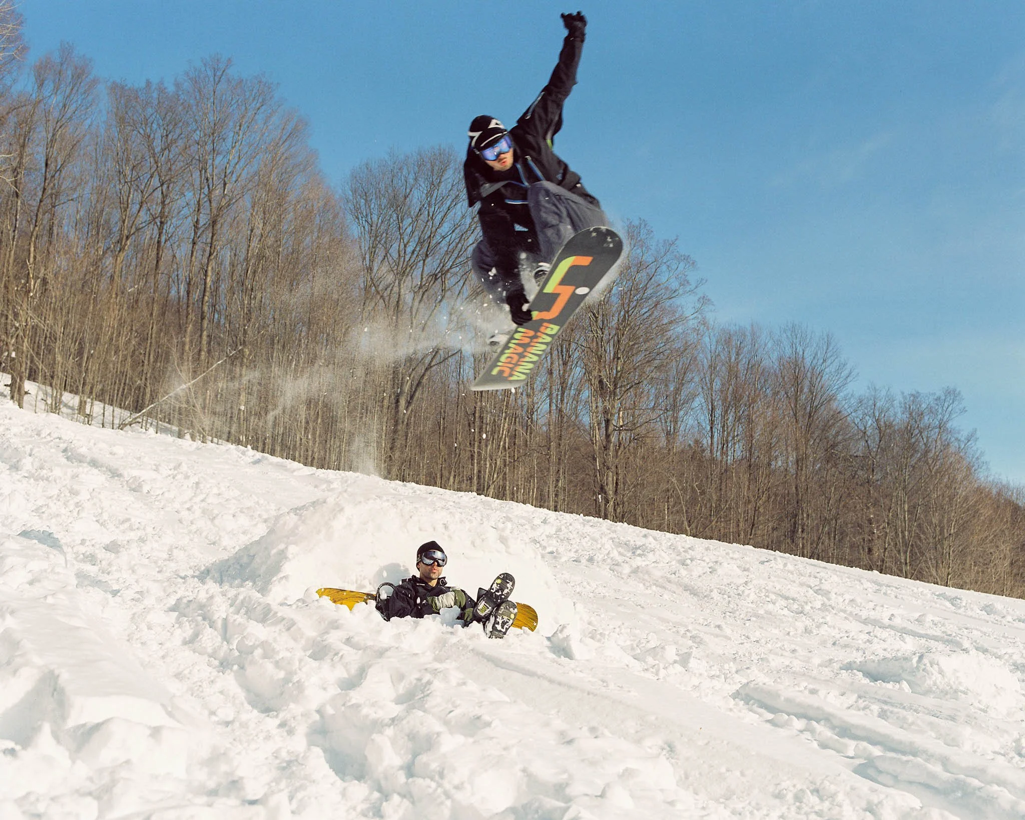 FILM_PHOTOGRAPHY_SNOW_FIELD_SNOWBOARD_JUMP.jpg