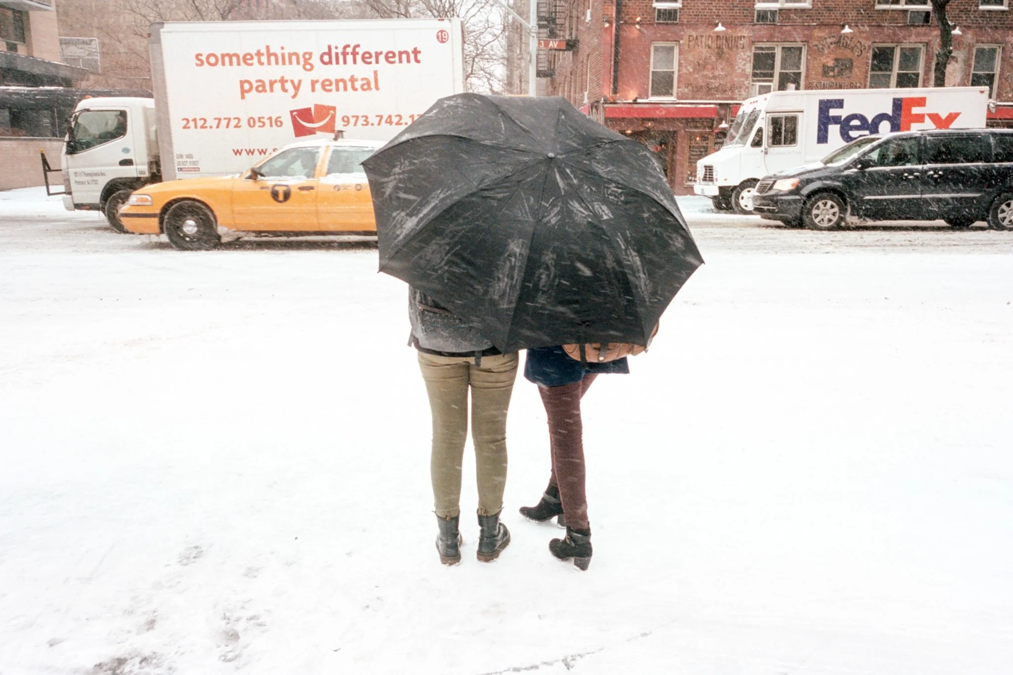 NEW_YORK_FILM_STREET_PHOTOGRAPHY_SNOW_COUPLE_UMBRELLA.jpg