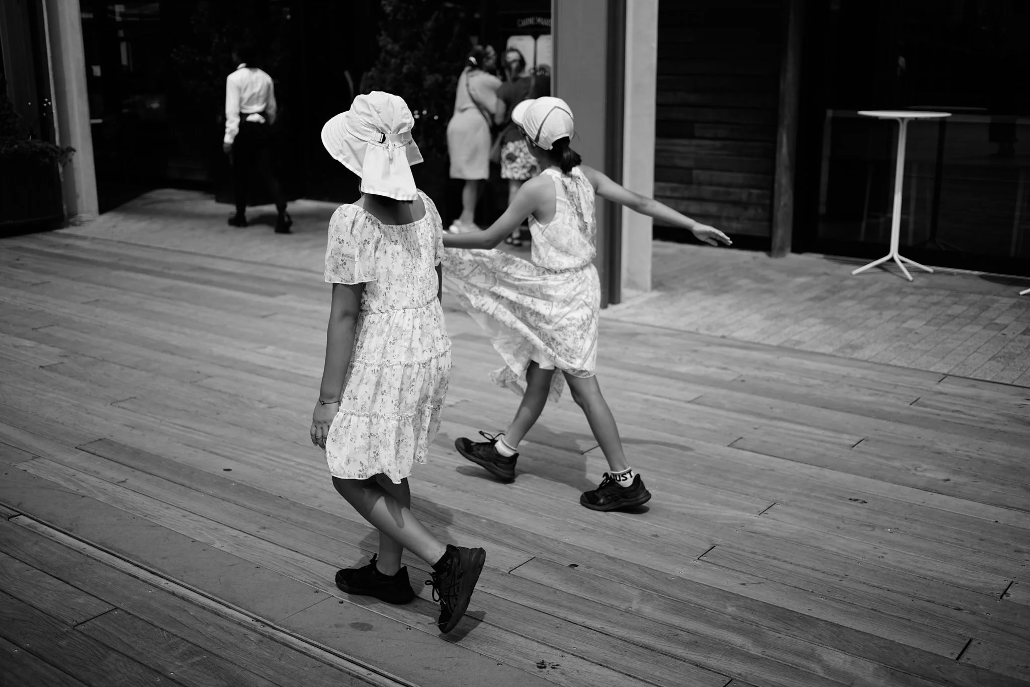 DIGITAL_STREET_PHOTOGRAPHY_TWINS_WALKING.jpg