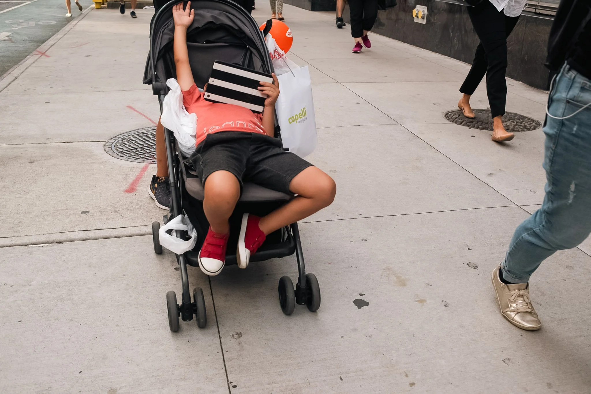 NEW_YORK_DIGITAL_STREET_PHOTOGRAPHY_KID_READING_IPAD.jpg