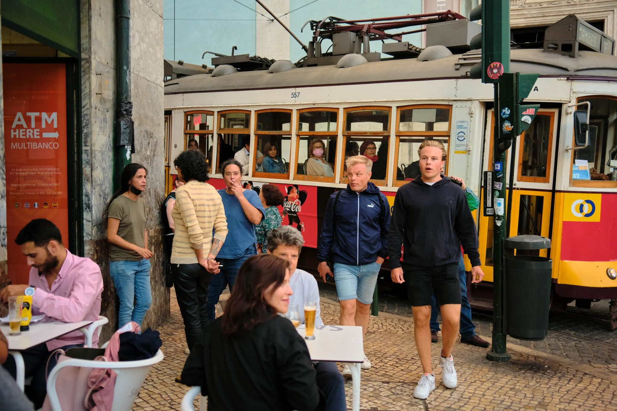 PORTUGAL_DIGITAL_STREET_PHOTOGRAPHY_TOURISTS_STREET_CORNER.jpg