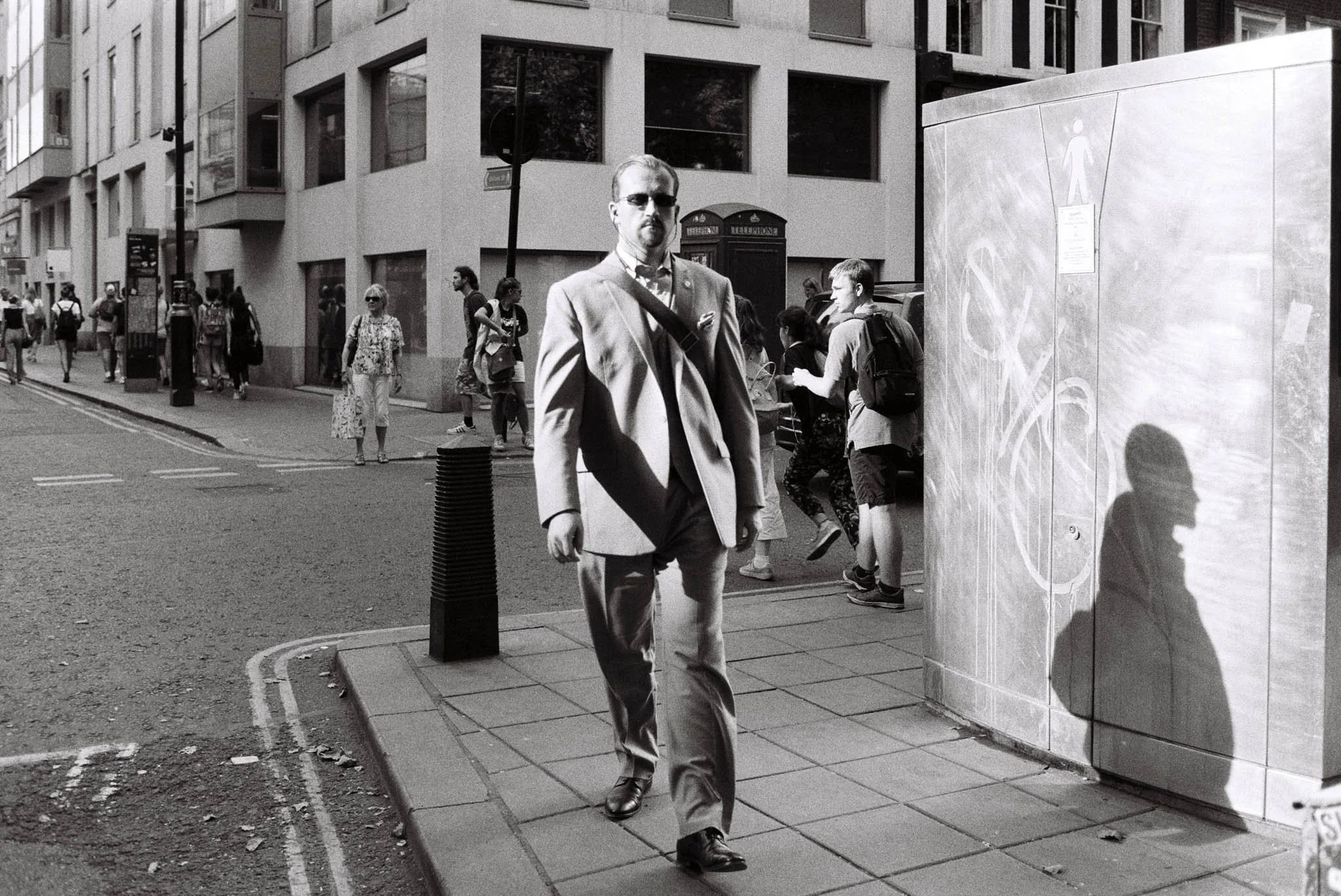 ENGLAND_FILM_PHOTOGRAPHY_COMMUTER_IN_SOHO_LONDON_LIGHT.jpg