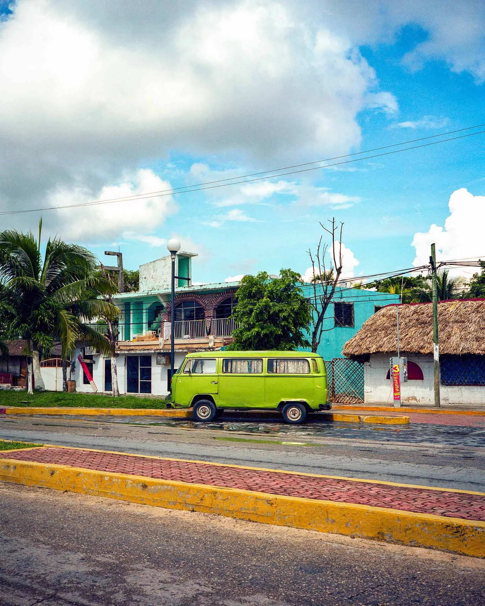 FILM_PHOTOGRAPHY_MEXICO_STREET_GREEN_CAMPER.jpg