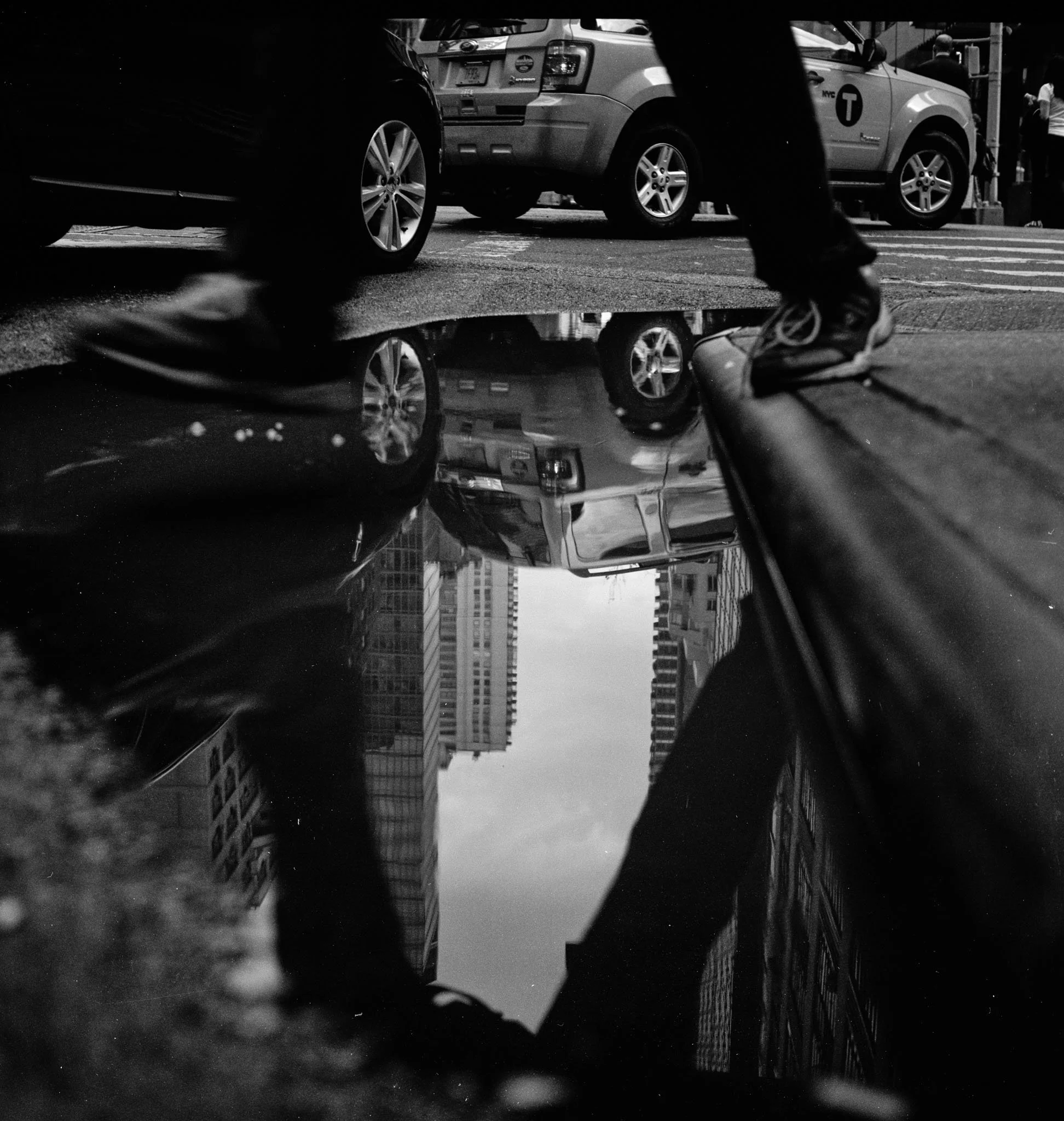 FILM_PHOTOGRAPHY_STREET_NYC_STEPPING_OUT.jpg