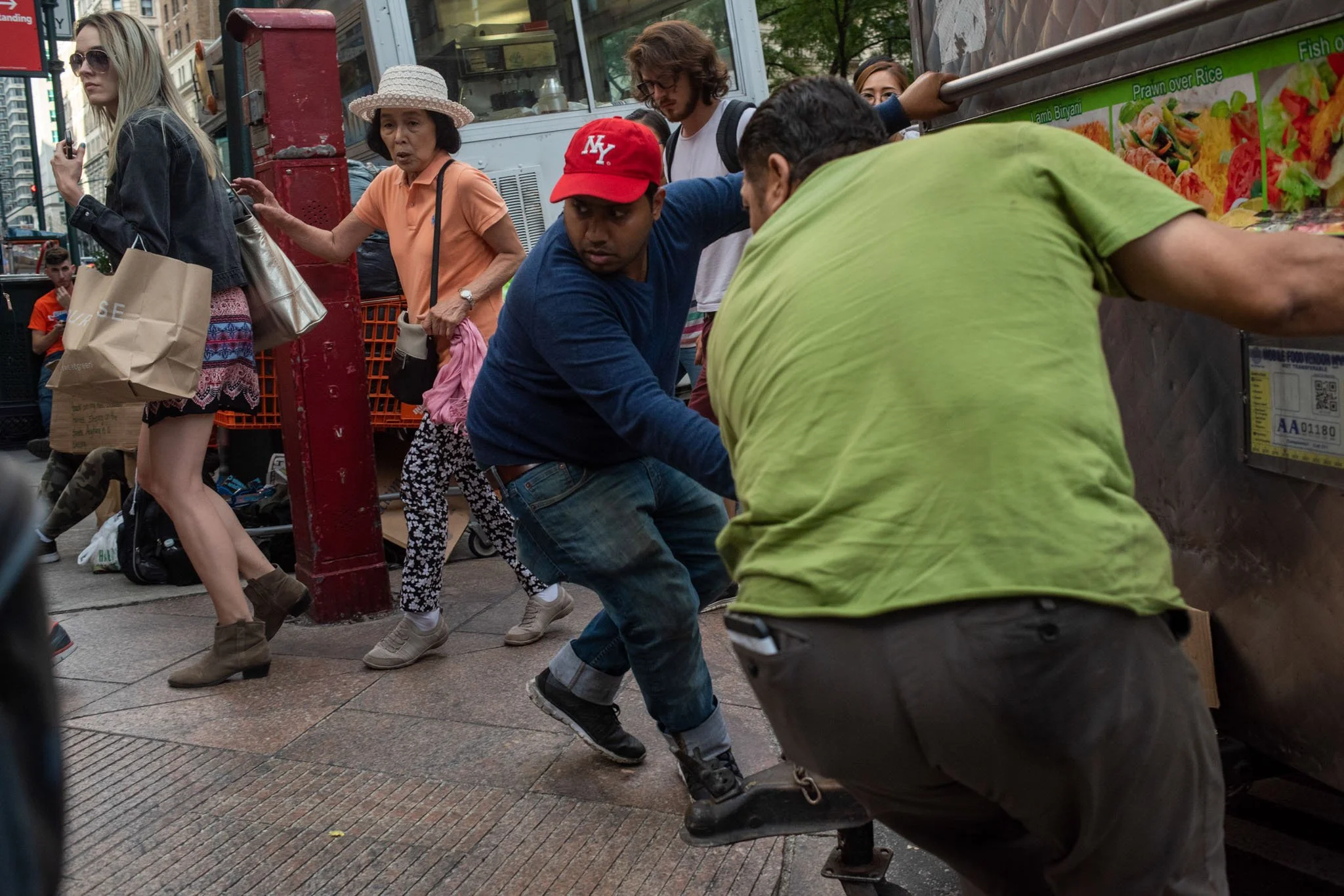 NEW_YORK_DIGITAL_STREET_PHOTOGRAPHY_MOVING_HALAL_CART.jpg