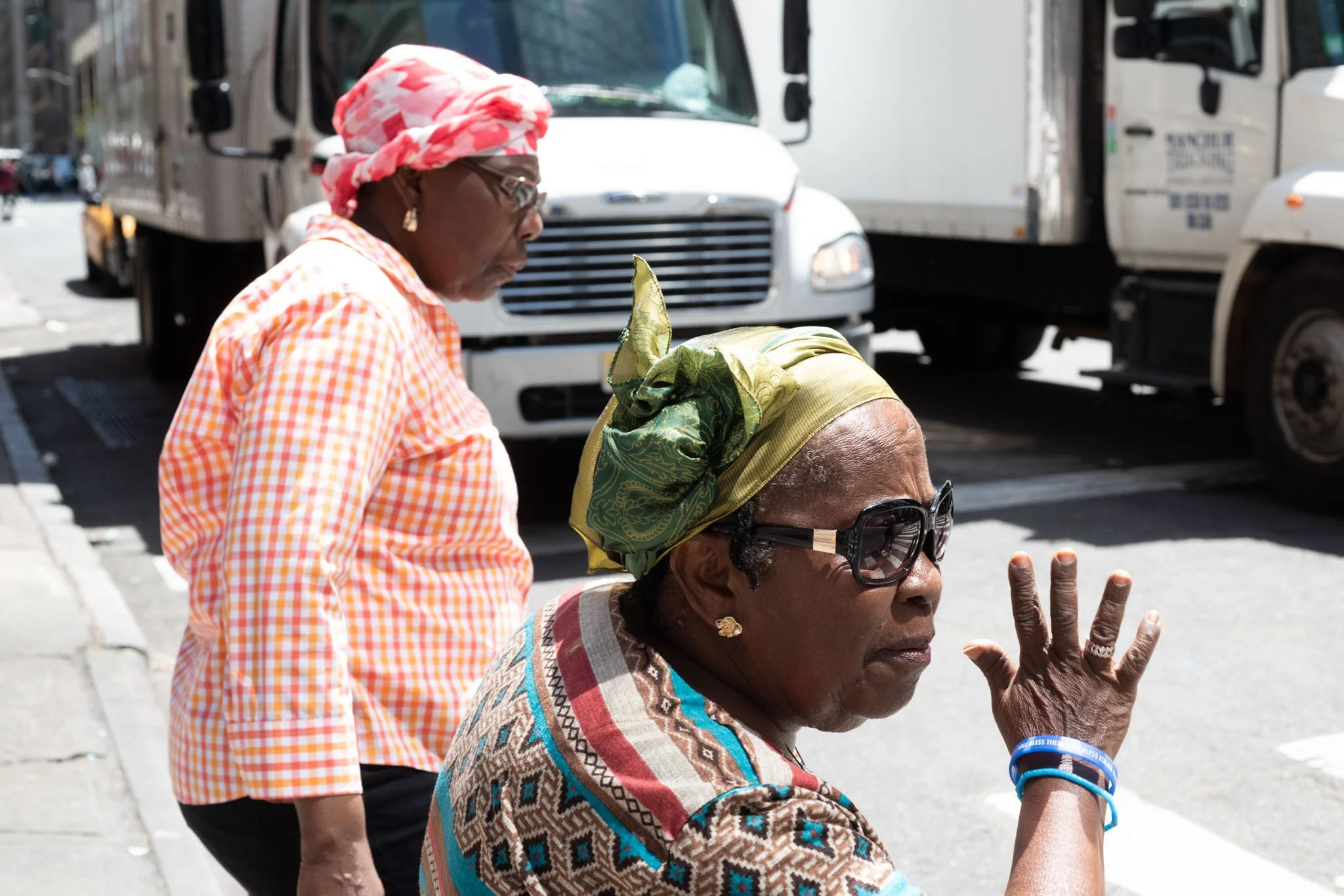 NEW_YORK_DIGITAL_STREET_PHOTOGRAPHY_ISLAND_LADIES_WAITING_AT_CROSSTREET.jpg