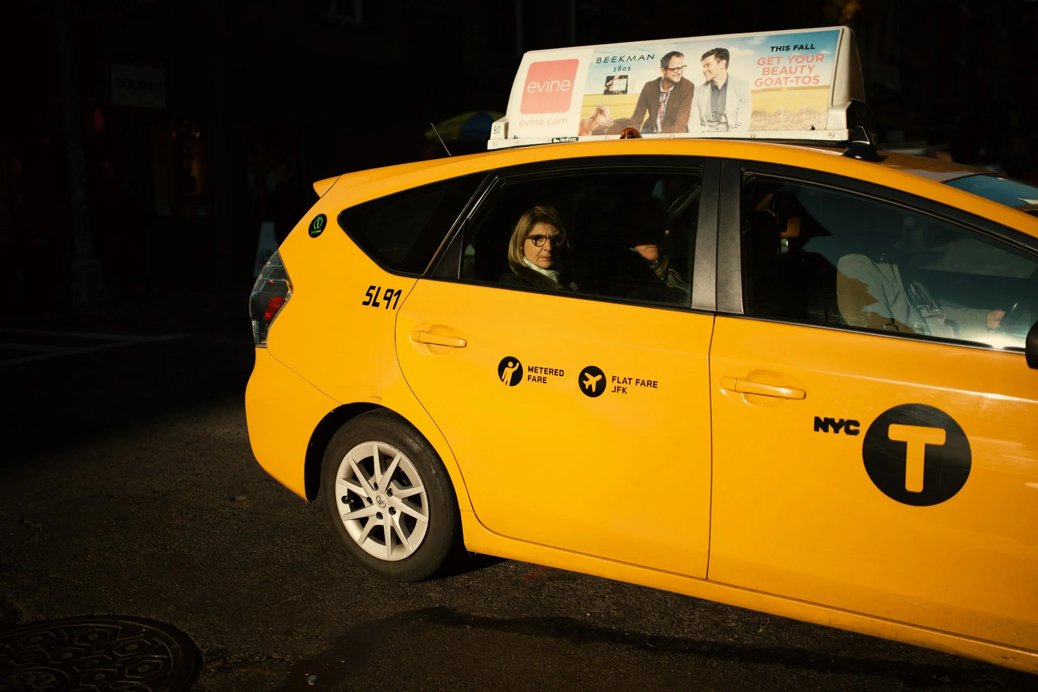 NEW_YORK_DIGITAL_STREET_PHOTOGRAPHY_WOAN_IN_CAB_STARES_THROGH_WINDOW.jpg