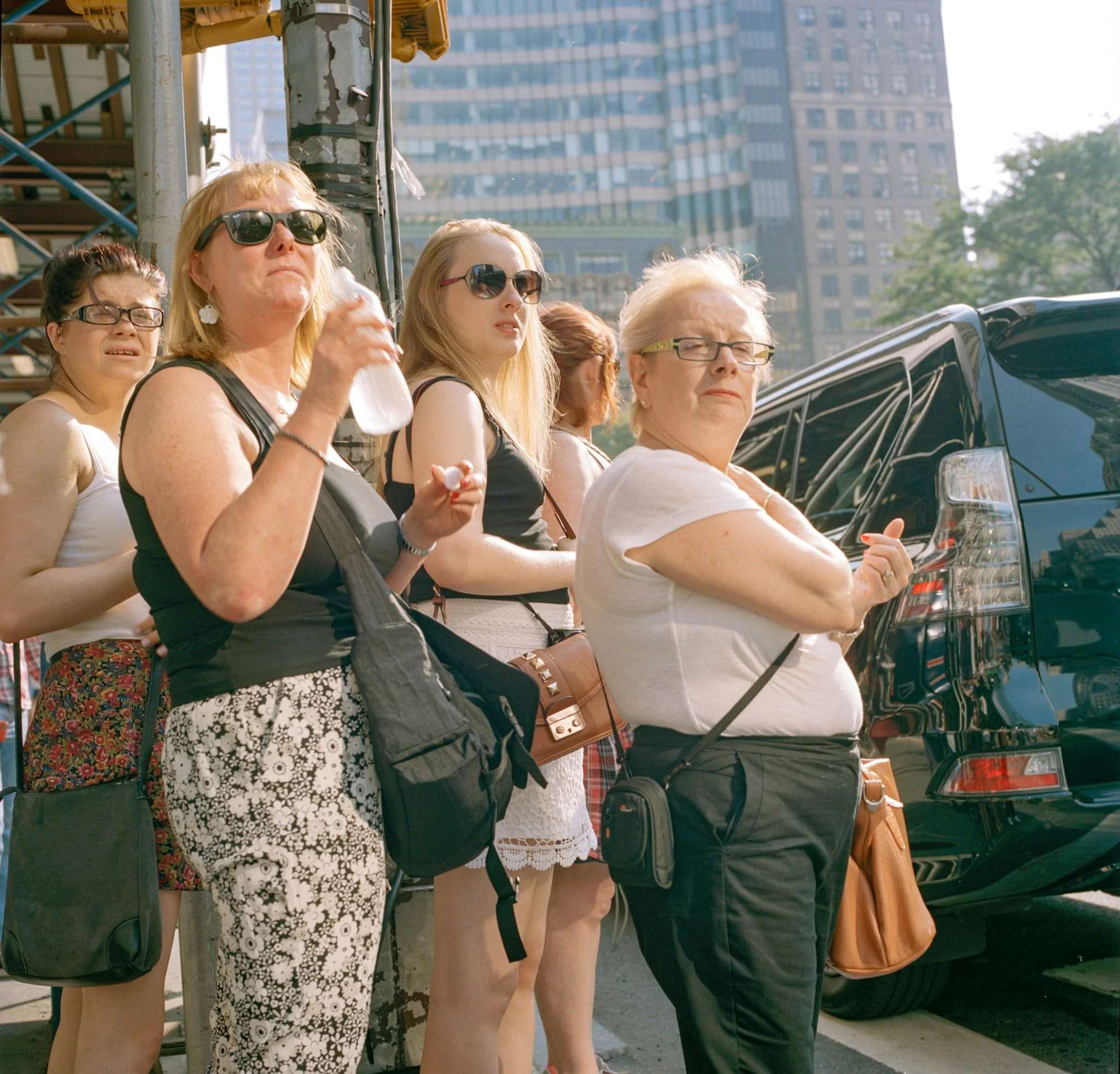 FILM_PHOTOGRAPHY_STREET_NYC_TOURISTS_SUNLIGHT.jpg
