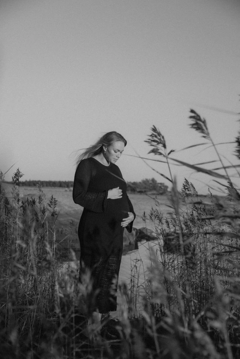 Miljöössä kuvattu odottava äiti.