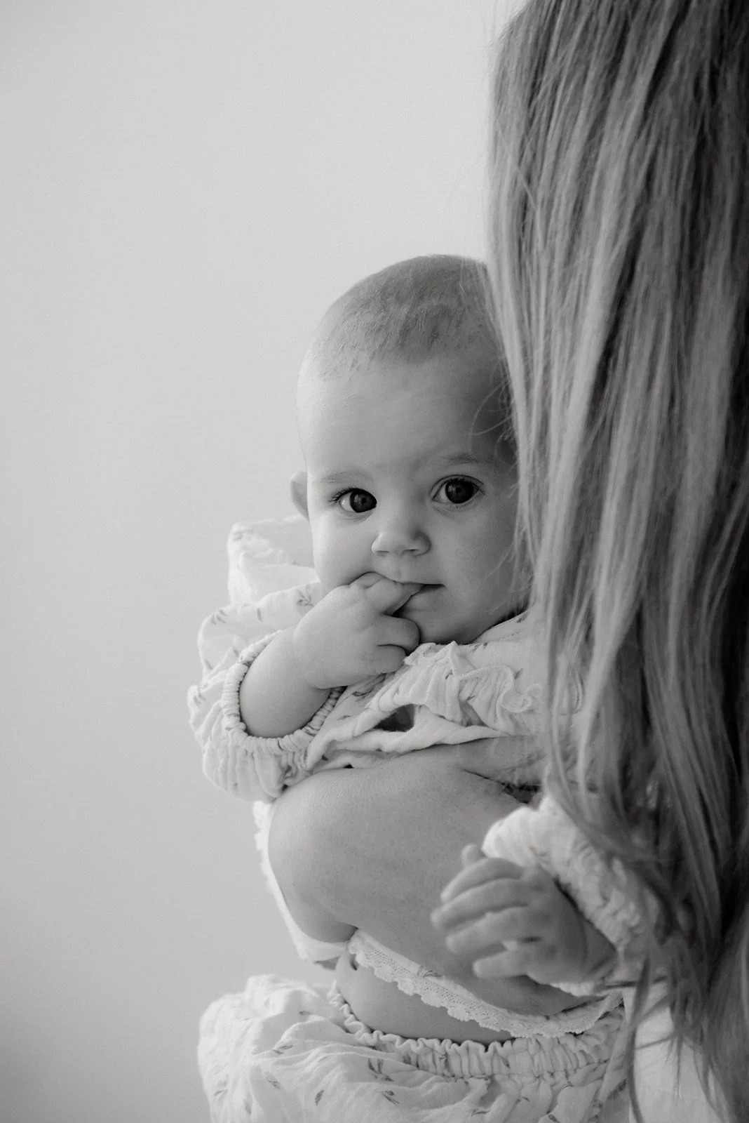 Äiti- ja lapsikuvaus luonnonvalossa studiolla Keravalla.