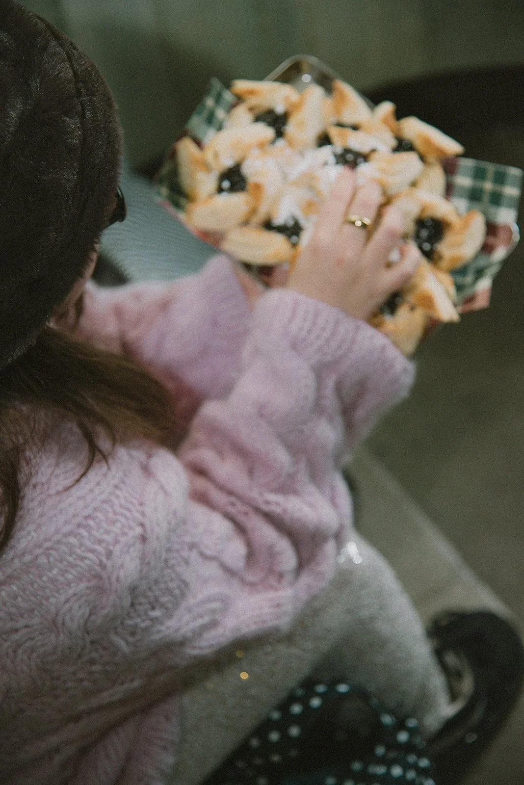 Edlan yrittäjä joulutorttuja kädessään.