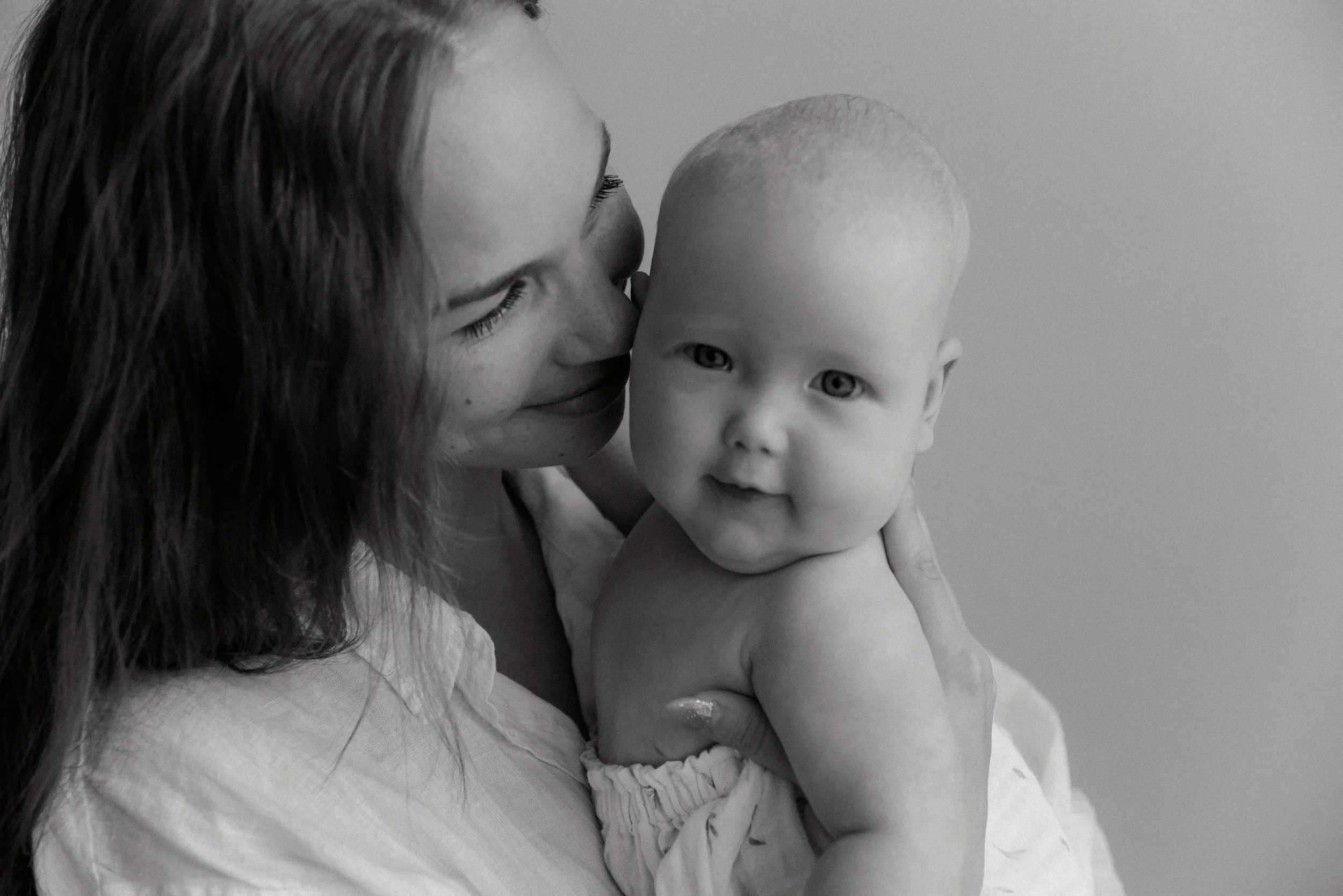 Äiti ja lapsi yhdessä muotokuvassa.