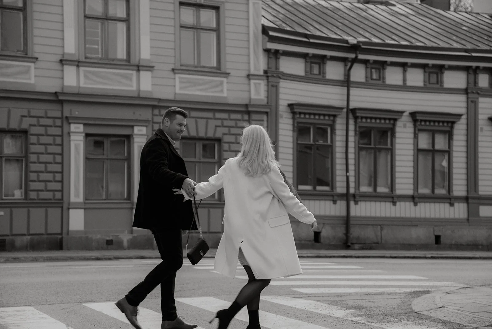 Mustavalkoinen potretti kävelevästä pariskunnasta. Pariskuntakuvaus Helsinki.