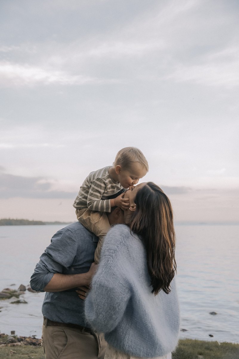 Perhekuvaus meren ääressä, äiti, isä ja lapsi lähekkäin. Kuvannut valokuvaaja Heidi Väisänen.