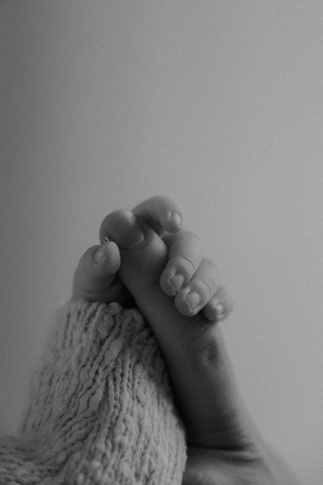 Heidi Väisänen vauvakuvaus portfolio. Pienen vauva käsi isän turvallisessa otteessa.