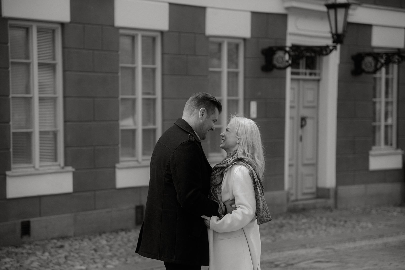 Kaupunkimiljöössä järjestetyt pariskuntakuvaukset.