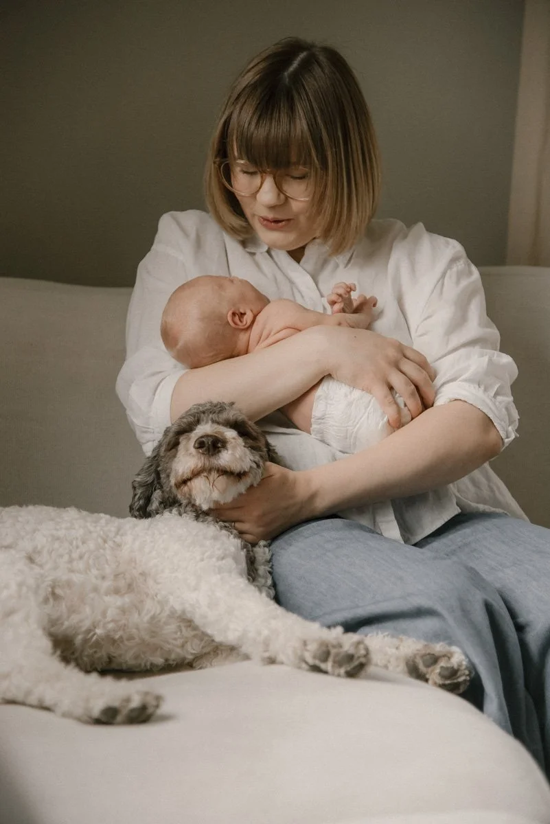 Heidi Väisänen kuvaa äitiä ja vastasyntynyttä kotona.