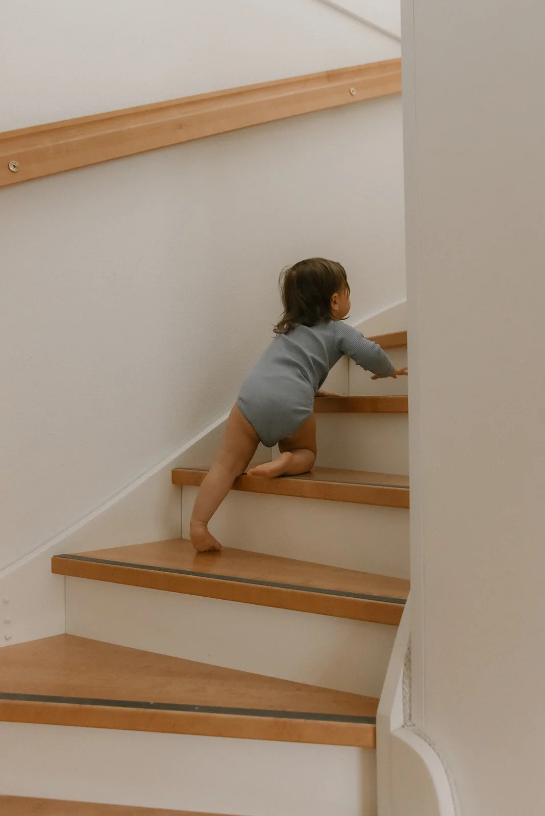 Taapero kiipeää rappusia. Lapsikuvaus kotona, kuvaaja Heidi Väisänen.