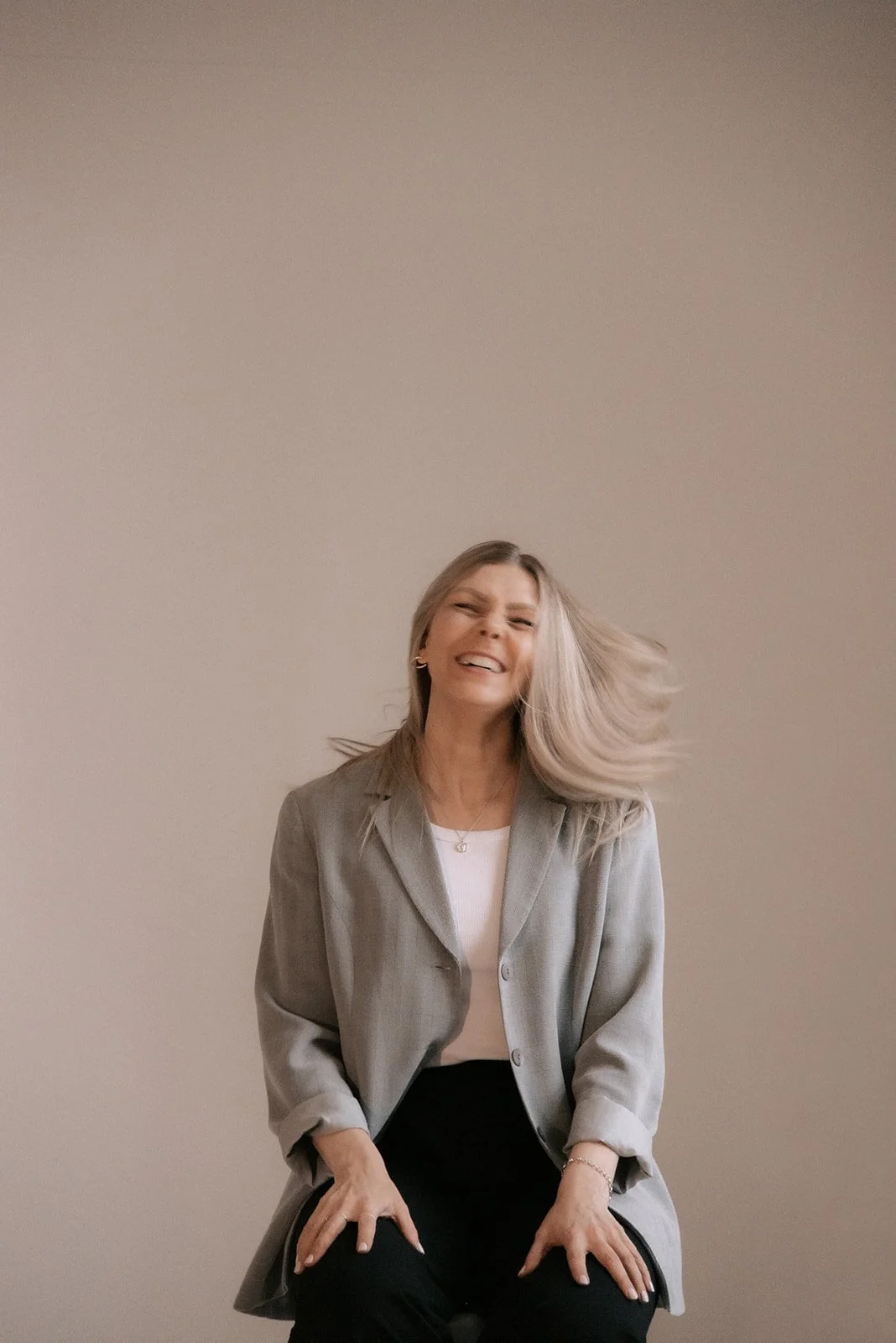 Nauravainen naisyrittäjä kuvattavana studiolla Keravalla.