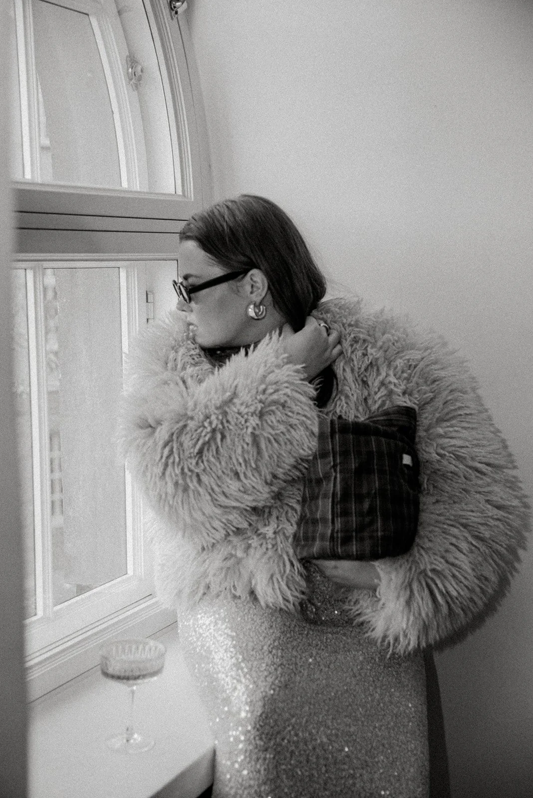 Mustavalkoinen kuva Edlan naisyrittäjästä brändin laukku kainalossa. Brändikuvaus Helsinki.