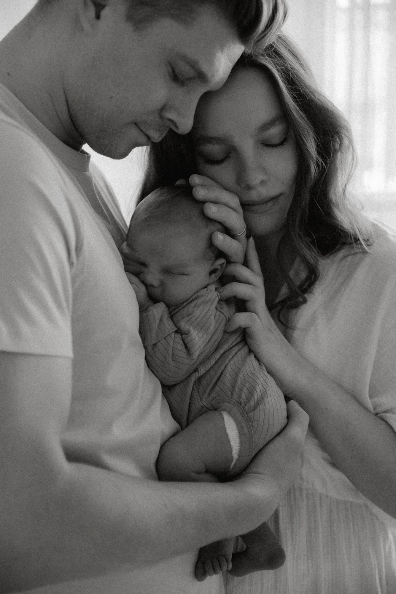 Heidi Väisänen kuvaa vastasyntyneiden ensimmäisiä hetkiä studiollaan Saviolla.