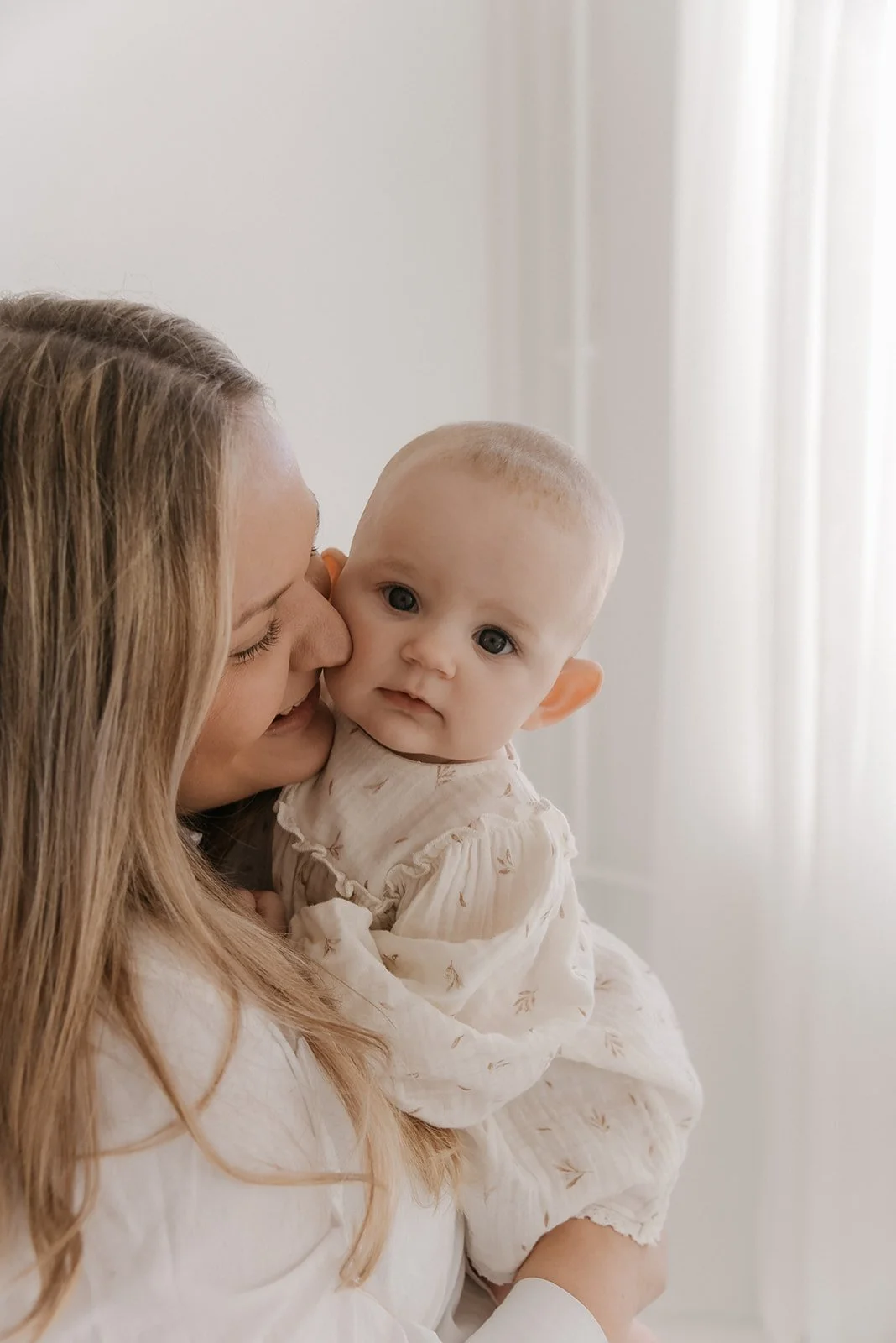 Äiti- ja lapsikuvaus, vauva äidin sylissä. Kuvannut Heidi Väisänen.