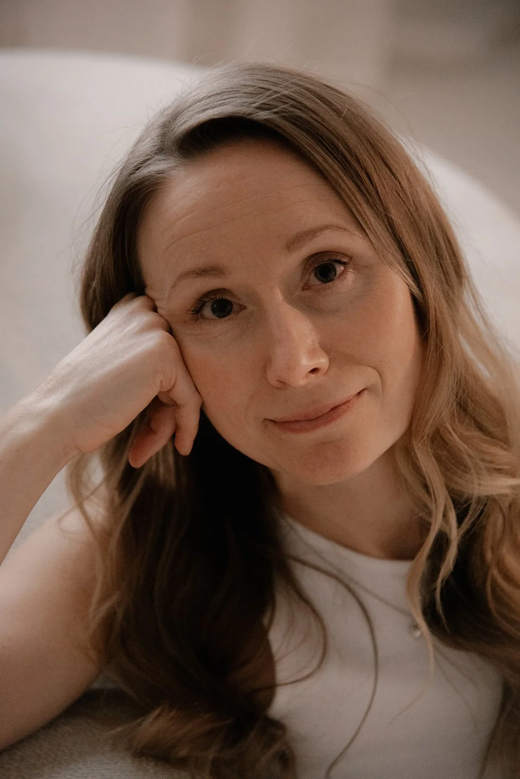 Vaumiin brändikuvaus, naisyrittäjä katsoo suoraan valokuvaajaa ja kameraa.