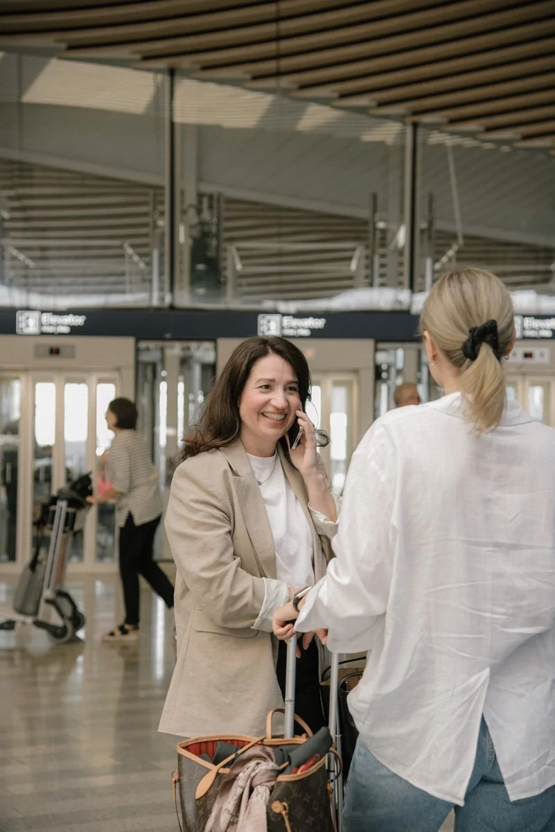 Neam Societyn yrityskuvaus lentokentällä. Naisyrittäjät juttelevat keskenään.