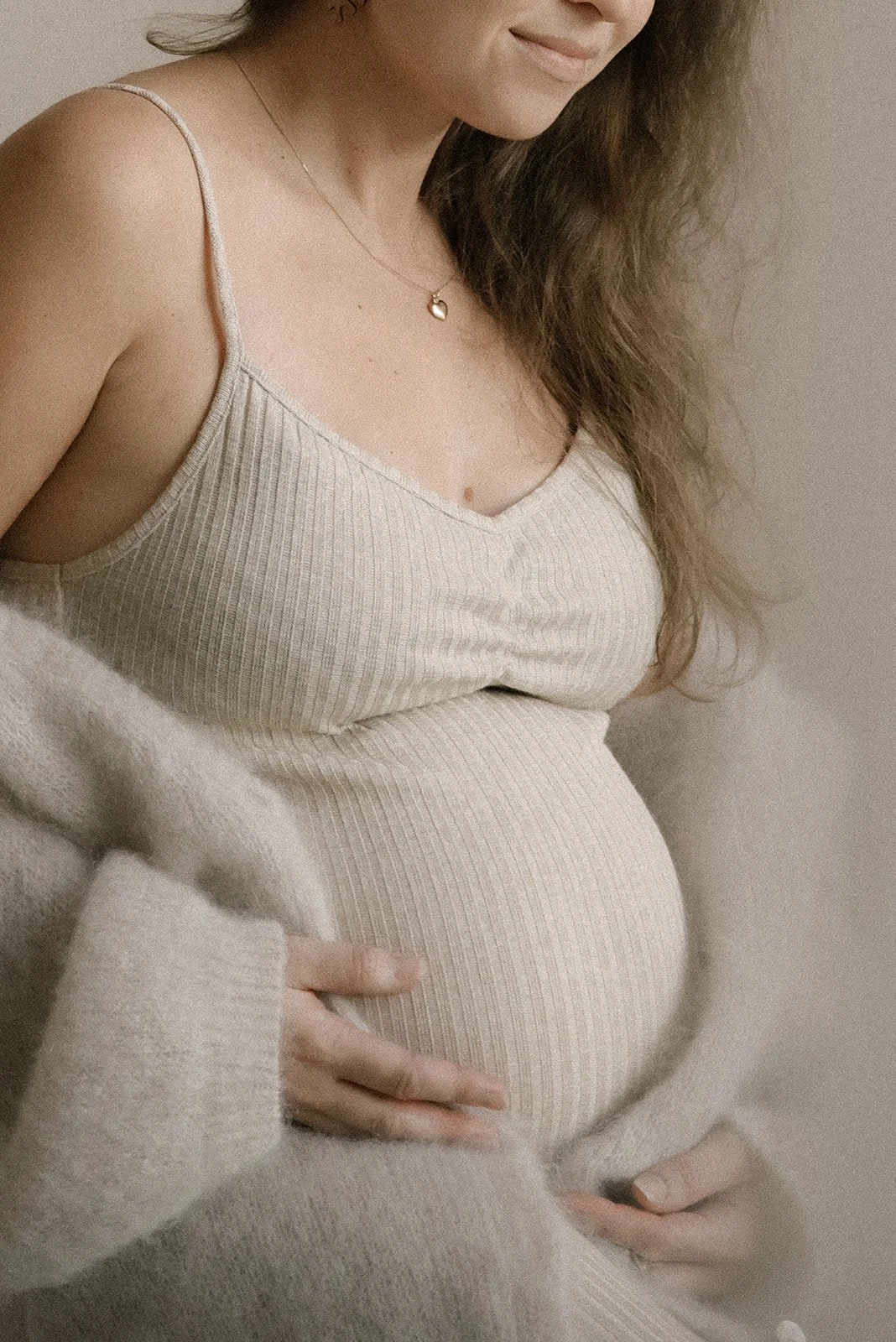 Heidi Väisäsen odotusajankuvaus studiossa.