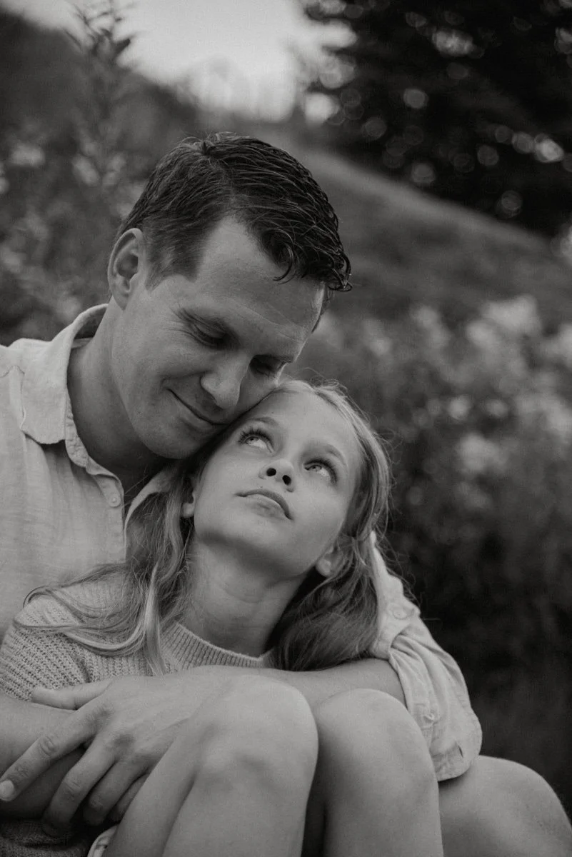 Tunnelmallinen perhekuva isästä ja lapsesta.