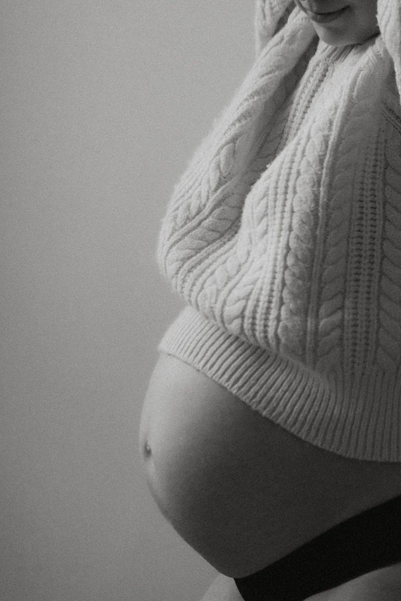 Lähikuva odottajan vatsasta. Odotusajankuvaus Heidi Väisäsen studiolla Keravan Saviossa.