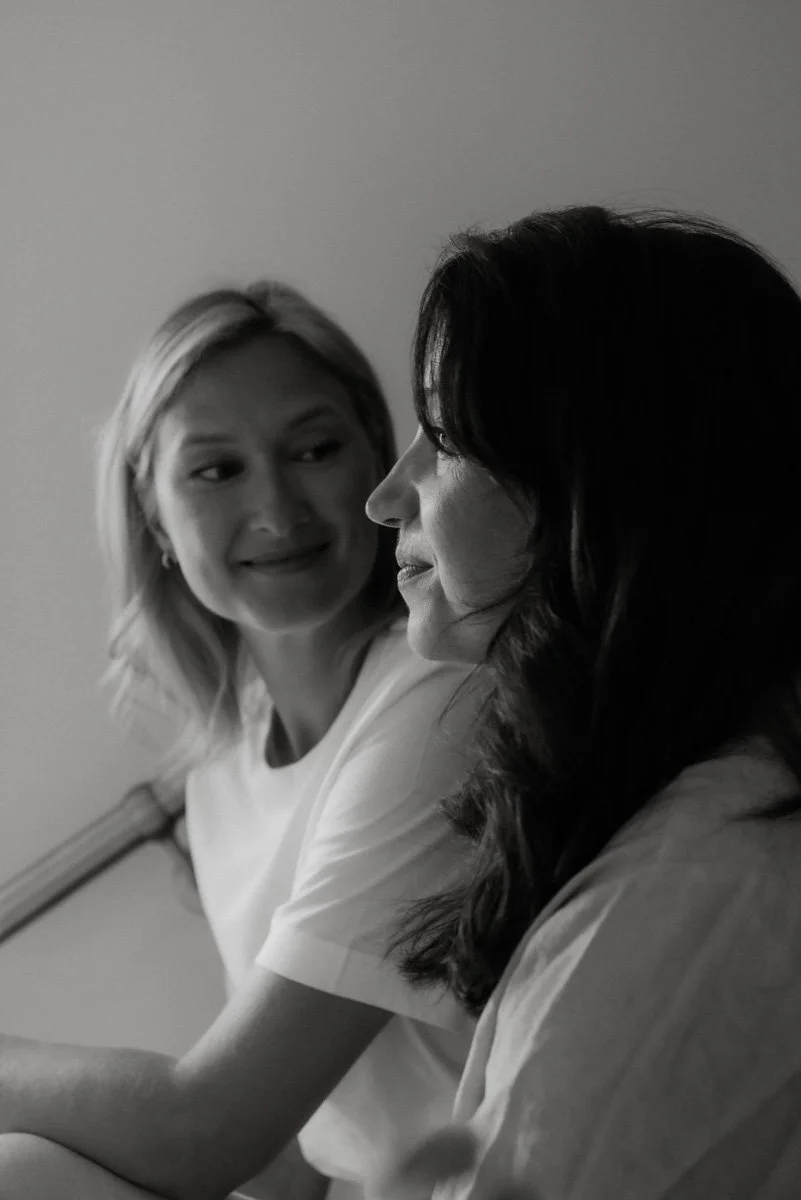 Mustavalkoinen potretti Neam Societyn yrittäjistä. Kuvannut Heidi Väisänen.