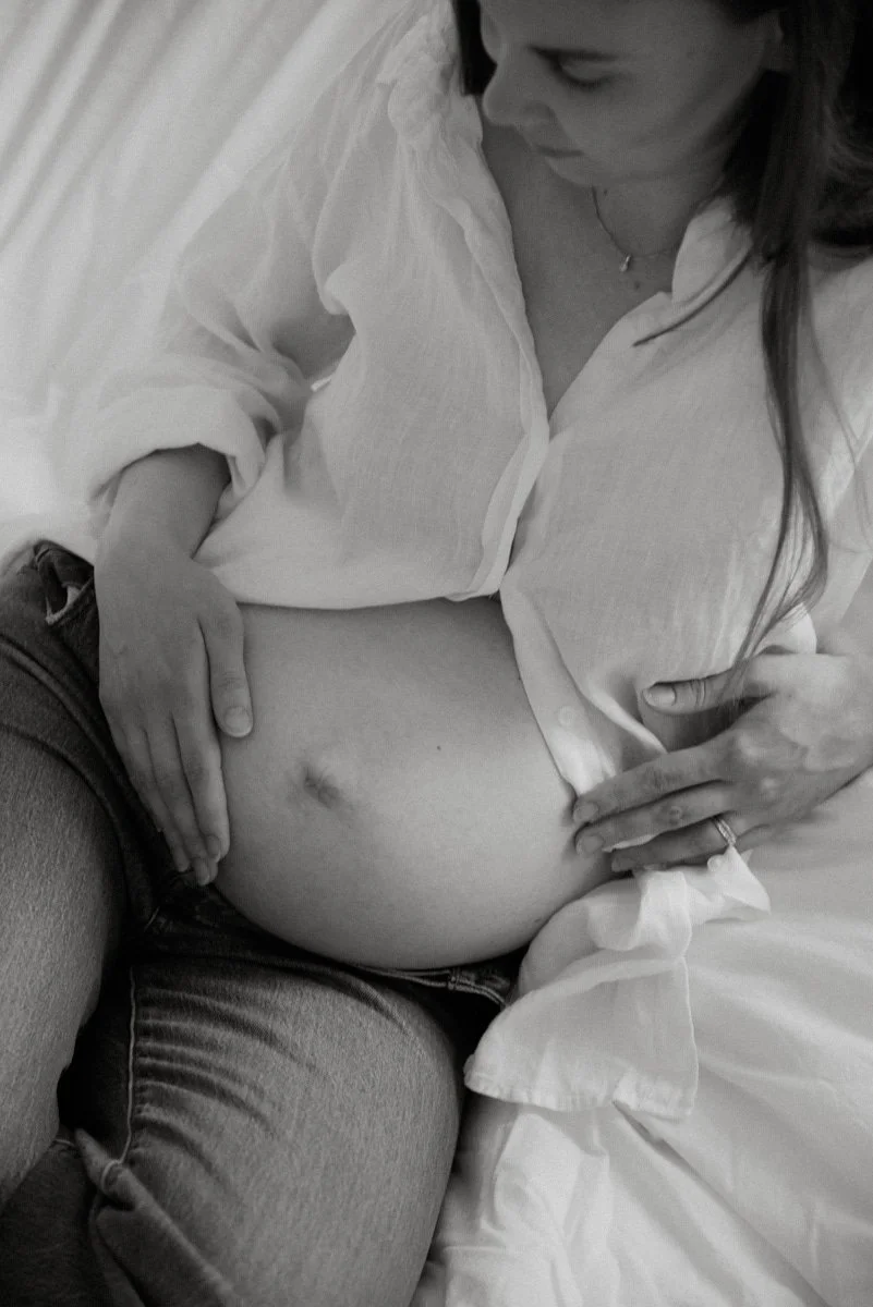 Odotusajankuva, jossa äiti pitelee pyöristynyttä vatsaansa. Kuvannut Heidi Väisänen.