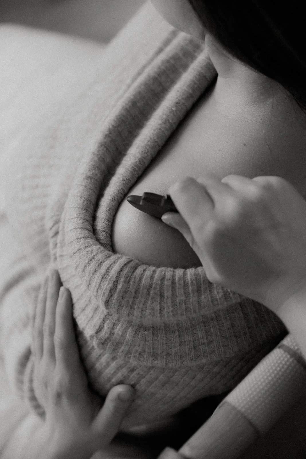 Yrityskuva, jossa doula Jutta Alanen hoitaa asiakastaan.