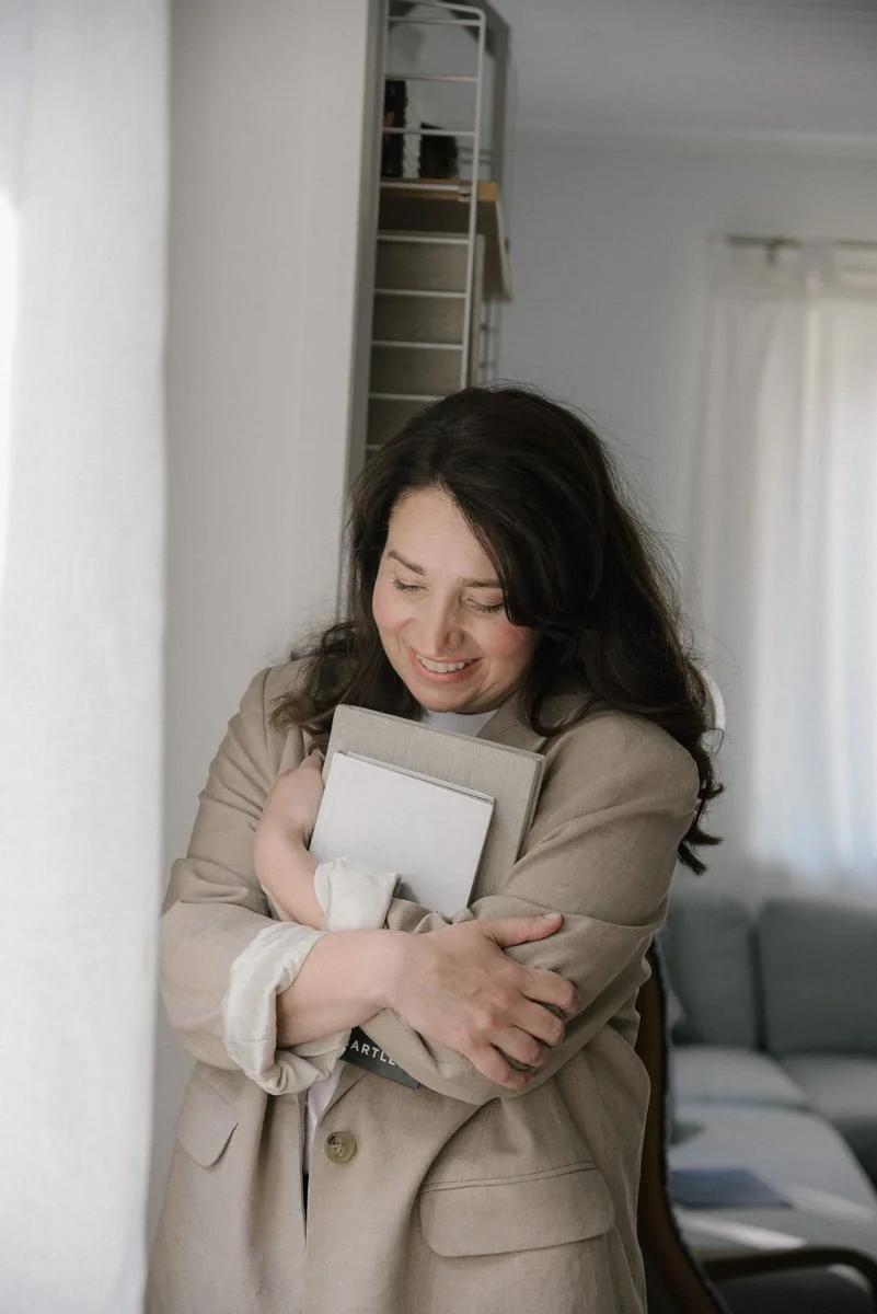 Iloinen Neam Societyn yrittäjä brändikuvassa. Kuvannut henkilökuvaaja Heidi Väisänen.