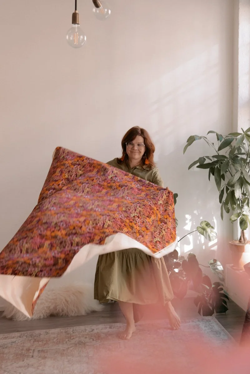 Verhoomo Vanhan Viehätys brändikuvaus, yrittäjä Virve Taljavirta levittää kangasta.