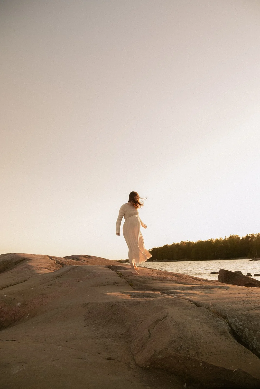 Miljöössä kuvattu odottava äiti. Kuvaaja Heidi Väisänen.