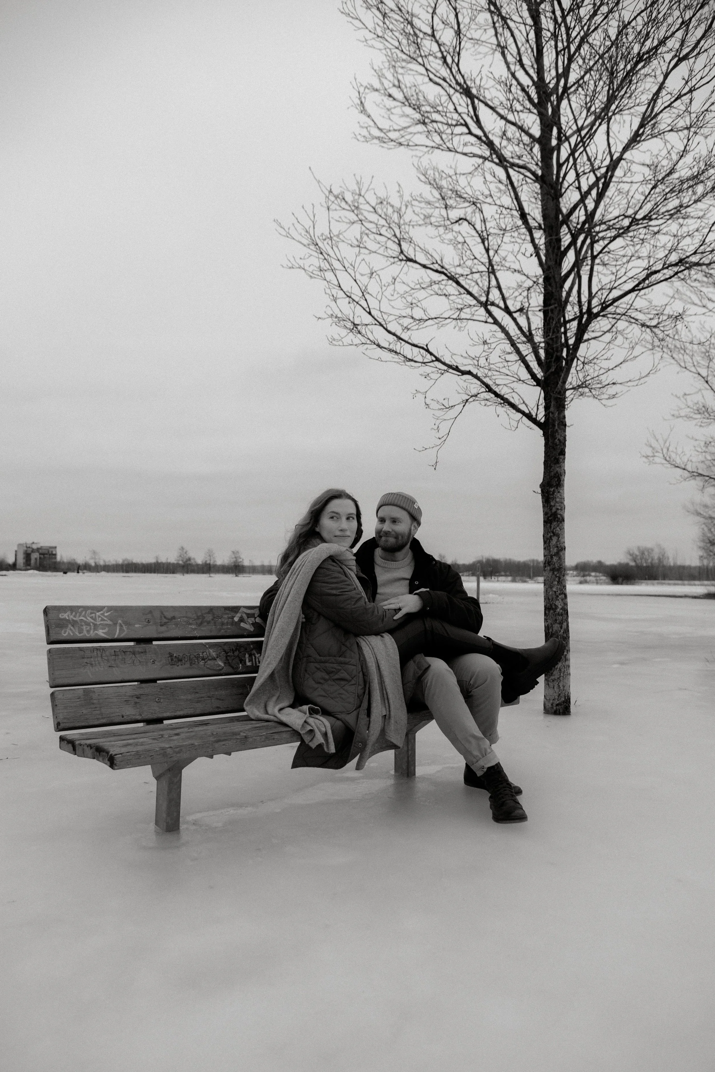 Pariskunta istuu penkillä. Heidi Väisänen - Valokuvaus - Pariskuntakuvaus Helsinki