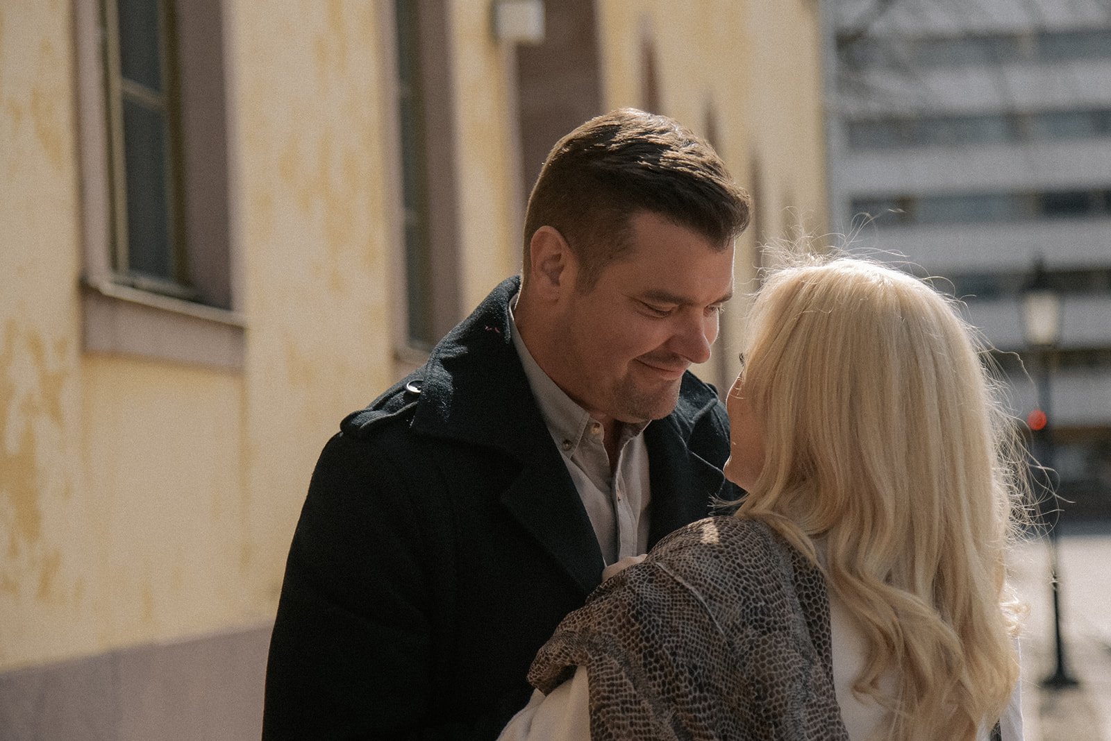 Lämminhenkinen pariskuntakuva, jossa mies ja nainen katsovat toisiaan. Rakkauskuva Helsinki.