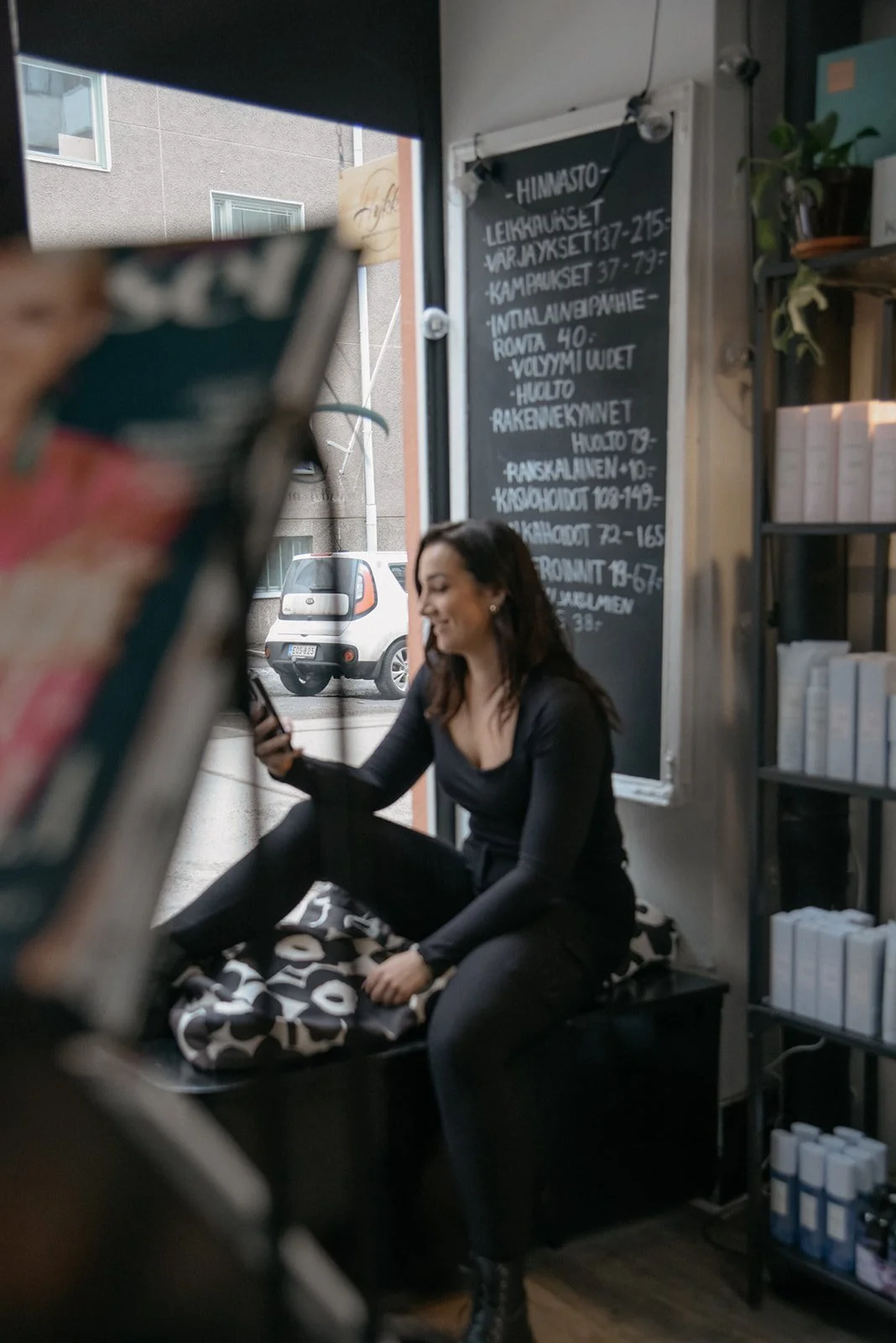 Hykken yrittäjä istuu kampaamossaan. Kuvannut yrityskuvaaja Heidi Väisänen.