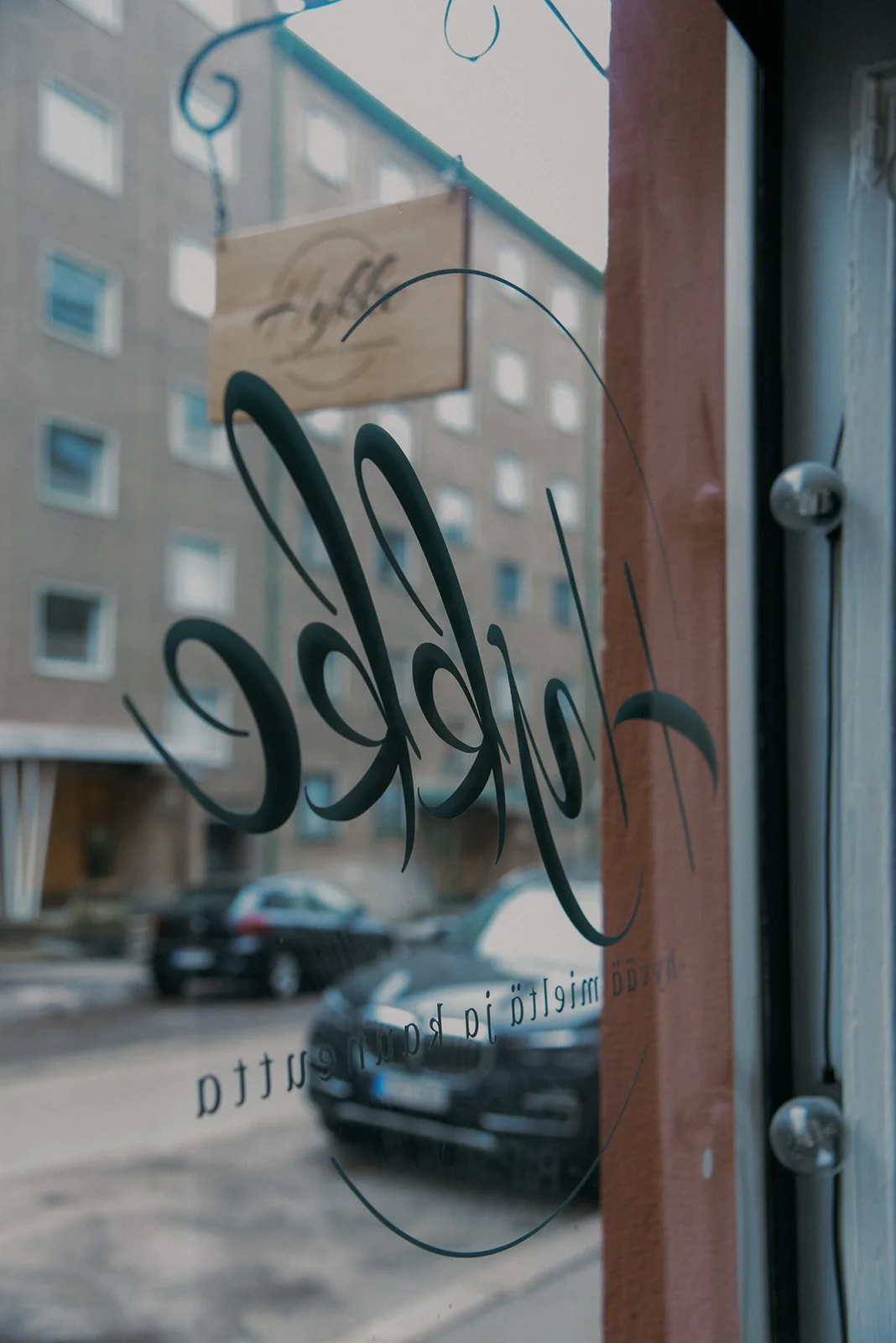 Liiketilan ikkuna, jossa Hykke kampaamon oma logo. Kuvannut yrityskuvaaja Heidi Väisänen.